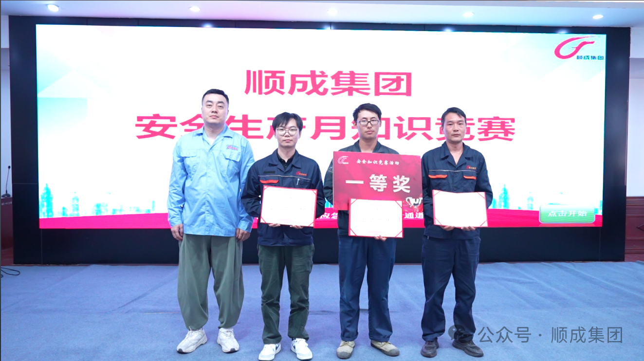 为获奖集体进行颁奖合影